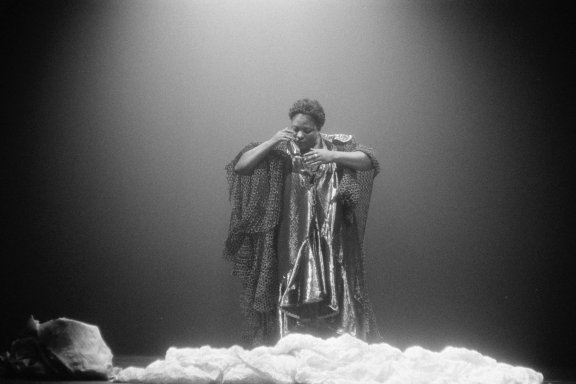 Elsa Wolliaston, Privilèges (au sous-sol des âmes errantes), Théâtre de la Bastille, 1987 © Médiathèque du CN D – Fonds Jean-Marie Gourreau