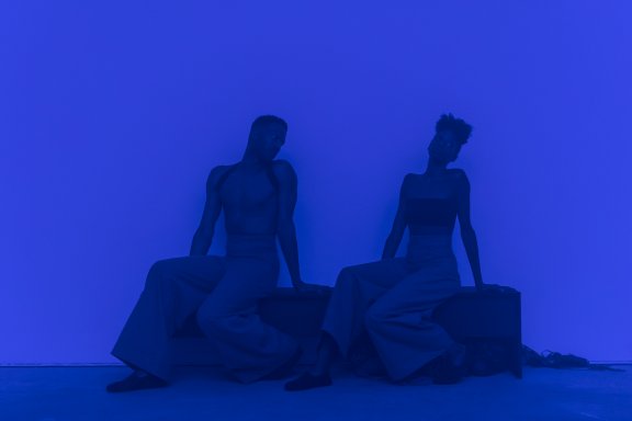 Jimmy Robert, Joie noire, avec Courtney Henry. Photo Frank Sperling, 2019, KW Institute for Contemporary Art.