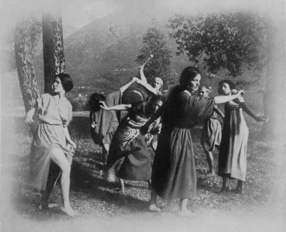  Rudolf Laban et ses élèves, Monte Verità, c.1915, photo Meisenbach, in Hans Brandenburg, Der Moderne Tanz (1917). Médiathèque du CND-donation Gilberte Cournand, DR.