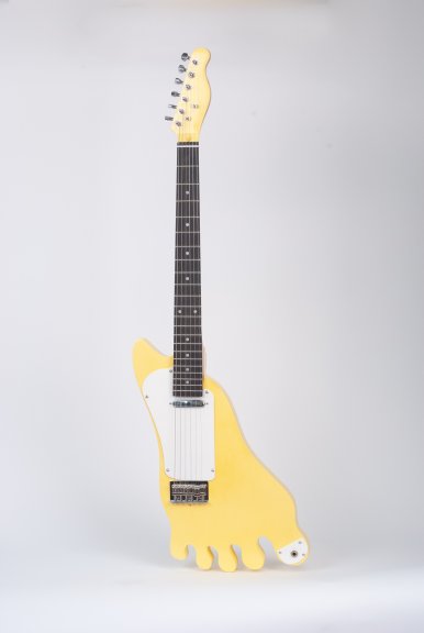 Guitare pied © Jacques Averna/ADAGP 