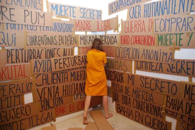 Laughing Hole, 2006, La Ribot, Galeria Soledad Lorenzo, Madrid 2007 © Oronoz