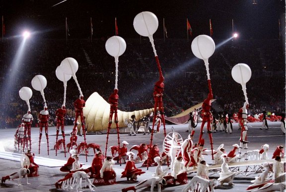 Jeux olympiques d’Albertville, France. Vue générale de la cérémonie d’ouverture, direction artistique Philippe Decouflé, 8 février 1992 © Bob Martin /Allsport