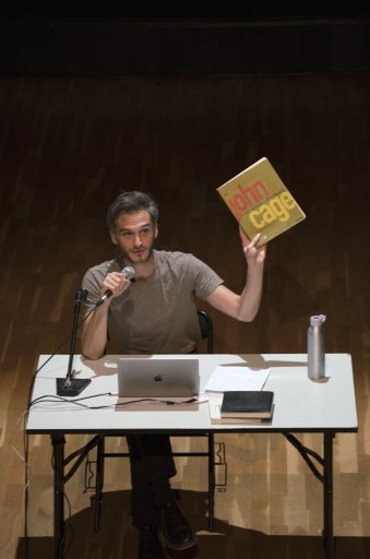  Conférence de Lou Forster, Il n’y aura pas que les fenêtres qui s’ouvriront cette année (30 min.) le 28.09.2019 dans le cadre de la Fabrique John Cage et Merce Cunningham © Marc Domage