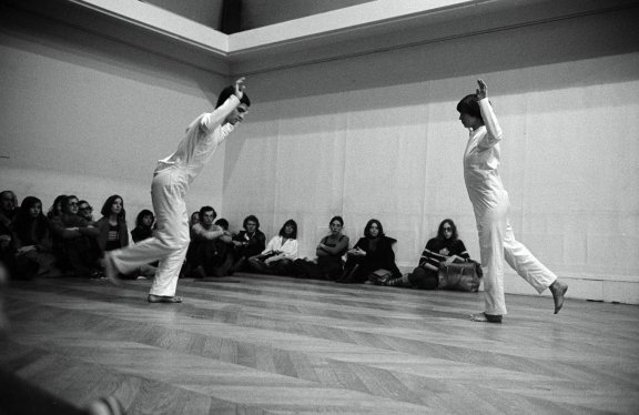 Rope Dance Translations, Festival d’automne à Paris-Musée Galliera, octobre 1974 — Médiathèque du CN D, Fonds Gilles Hattenberger