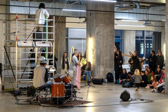 une assemblée des gestes (épisode 1) aux Magasins Généraux, 2026. CND Centre national de la danse © Marc Domage