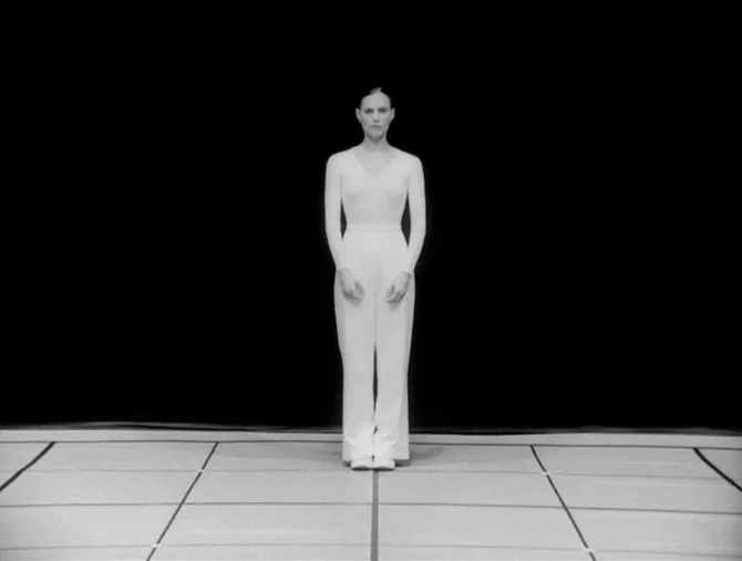 Femme debout