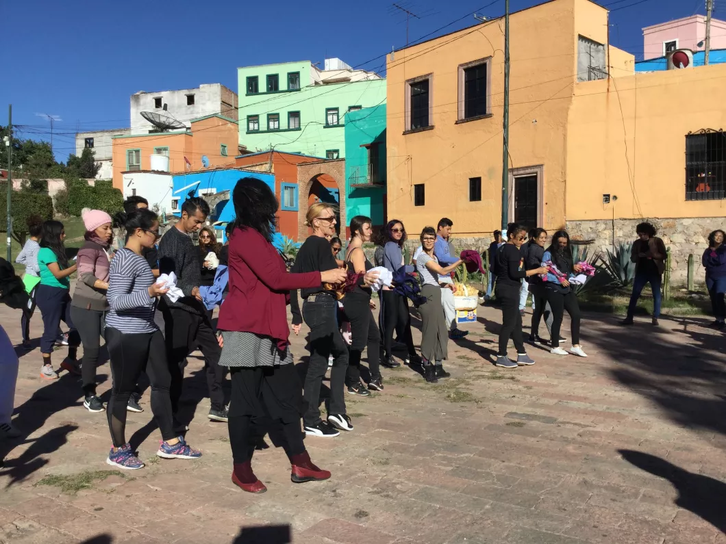 Atelier de pratique amateur par Mathilde Monnier, Caravane Mexique 2017 © CN D