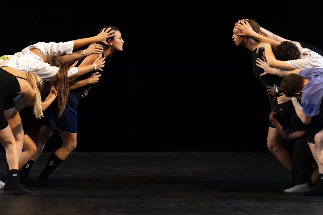 photo de danseurs face à face, qui se retiennent d'avancer