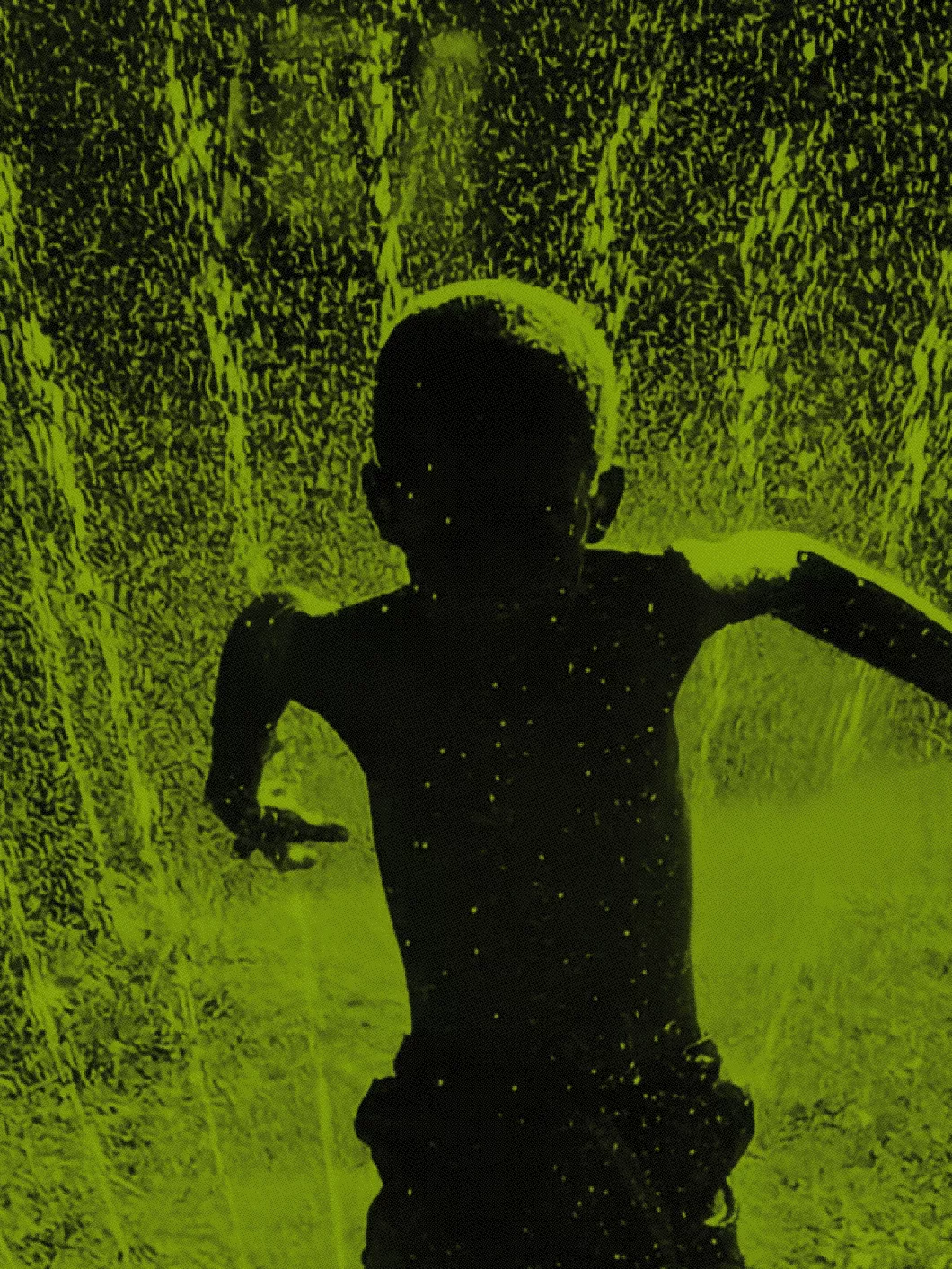 Photo d'un enfant avec une impression en couleur verte et noire