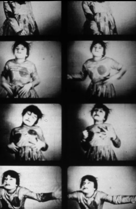 8 photographies en noir et blanc d'une personne dansant et faisant des grimaces