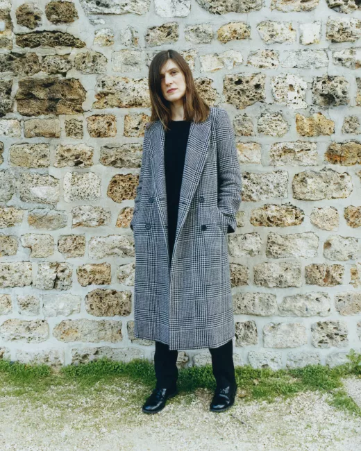 photo de Gisele Vienne devant un mur en pierre