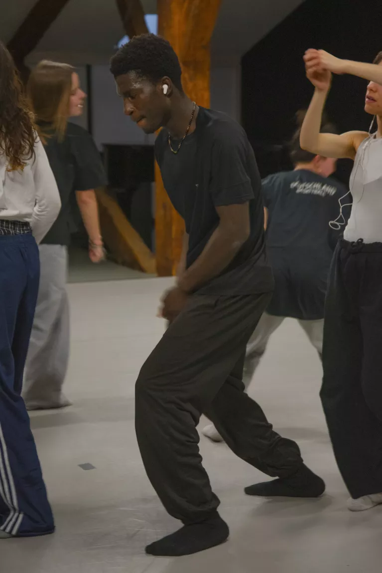 Un danseur avec des écouteurs