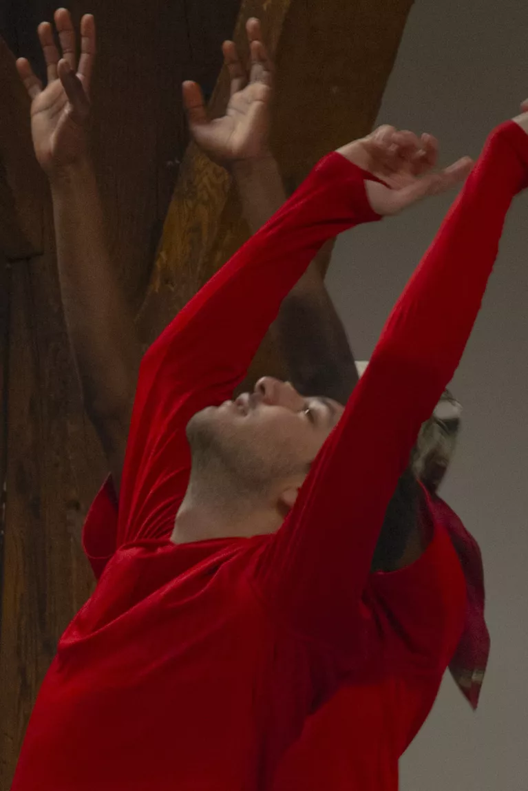Un plan resserré sur deux danseurs les bras en l'air