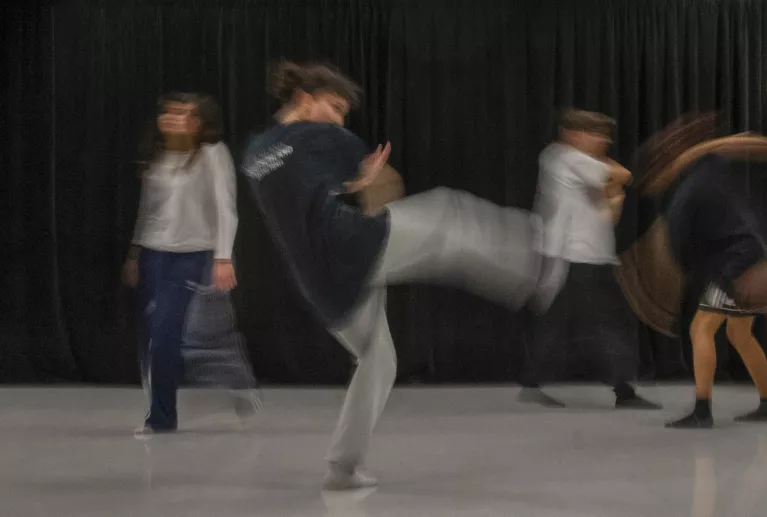 Quatre personnes qui danse dans un effet de flou