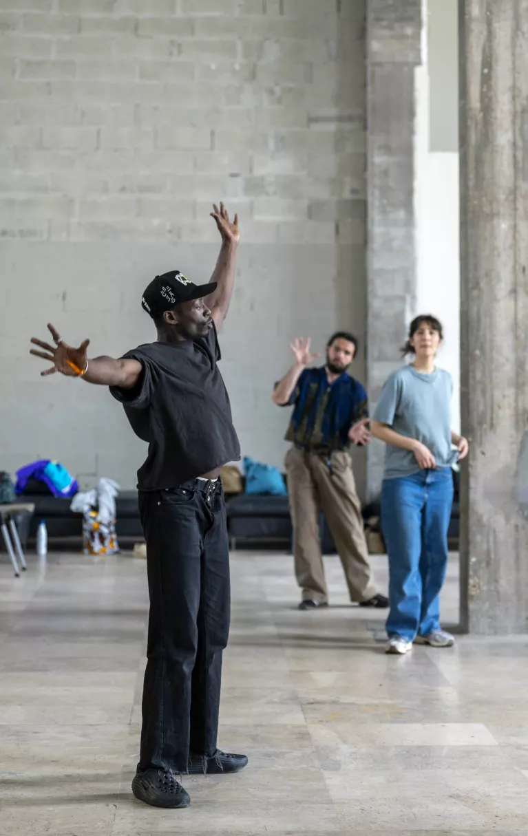 Un homme danse au Palais de Tokyo lors du workshop