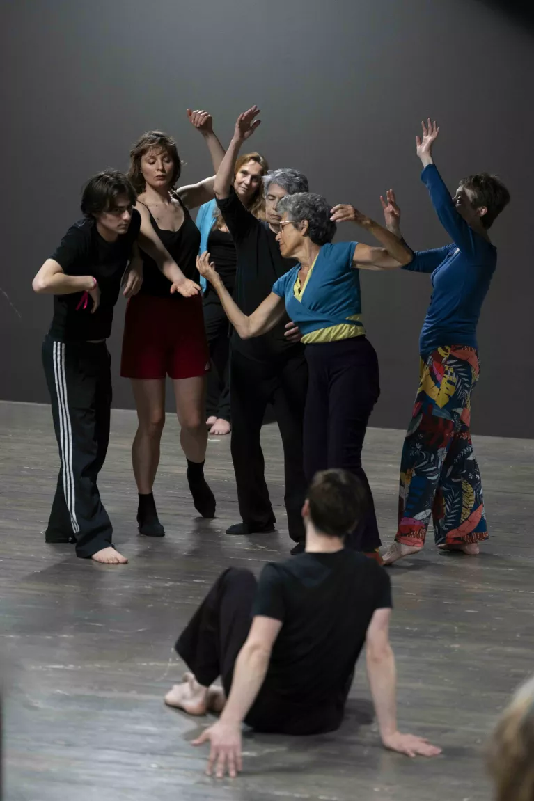 sept personnes, d'âges divers, dansent au lors du workshop