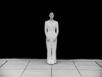 Femme debout
