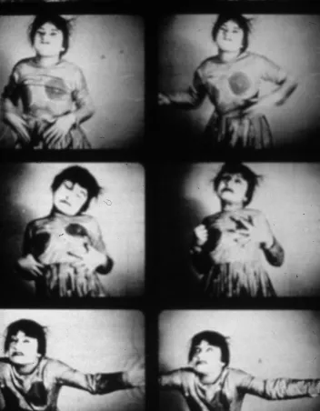 8 photographies en noir et blanc d'une personne dansant et faisant des grimaces
