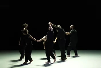 Danseurs qui se tiennent la main dans le spectacle "à l’ombre d’un vaste détail" de Christian Rizzo