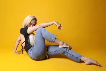 Photo de l'artiste Su PinWen sur font jaune