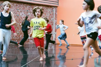 Photo d'enfants durant un atelier de danse qui courent