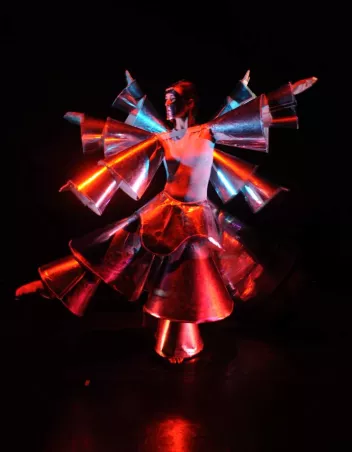 Photo d'une danseuse d'un spectacle d'Alwin Nikolais, Liturgies 