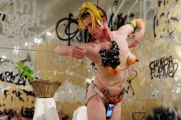 Photo of the artist Pol Pi during the performance ‘Me Too, Galatea’ 