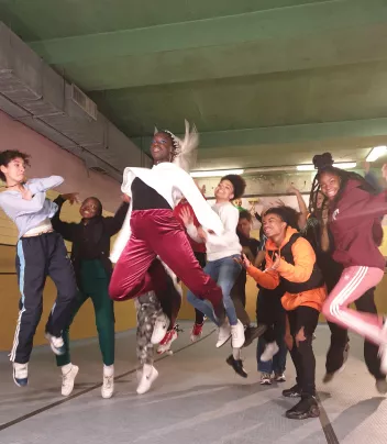Photo de jeunes danseurs qui sautent de la Section sportive hip-hop du lycée Turgot