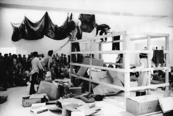 Photo noir et blanc d'une performance du Collectif The Grand Union en 1971