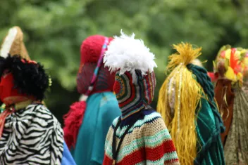 Photo d'un carnaval avec des danseurs masqués