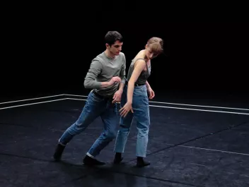 photo d'un spectacle avec deux danseurs en mouvement