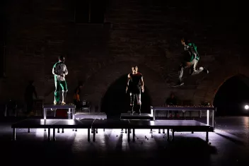 Pnoto du spectacle La fiesta d'Israel Galván avec 3 danseurs sur des estrades