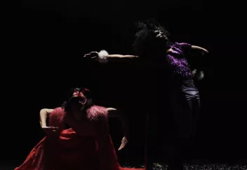 Photo sombre avec deux danseurs