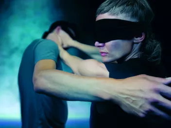 Deux danseurs avec des bandeaux noirs sur les yeux