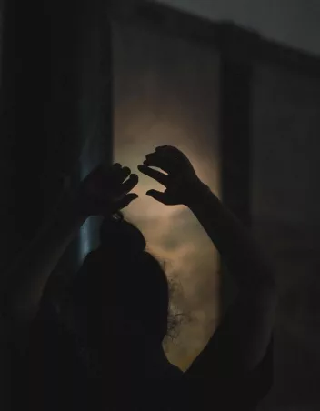 Photo sombre, de dos de Dalila Belaza
