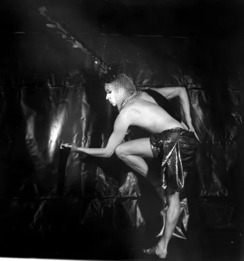 Photo noir et blanc du spectacle "DUMY MOYI" de François Chaignaud