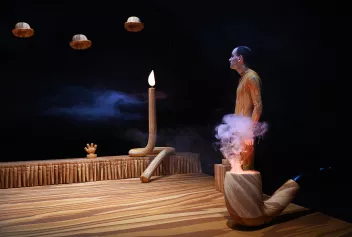 photo du spectacle l'Art de vivre de Clédat & Petitpierre dans un décor en hommage avec Magritte (imitation bois, pipe)