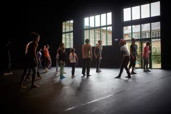 Photographie d'un groupe de personnes de tous âges en train de danser dans une salle