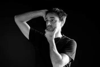 Photographie de Dimitri Chamblas tenant son visage avec ses mains.