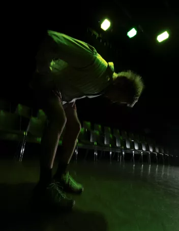 Photo du spectacle "GIMME A BREAK !!" avec un danseur en train de faire du headbanging