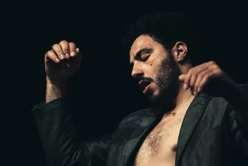Danseur torse nu avec une veste de costume noire
