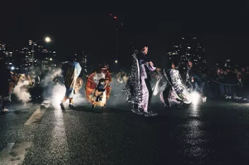 Performance en extérieur, de nuit avec un éclairage au sol