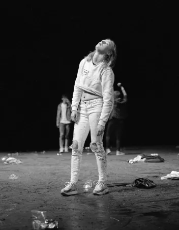 Photo noir et blanc du spectacle Crowd avec une danseuse debout les yeux fermés