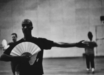 Photographie de Shush Tenin, Frédéric Nauczyciel et Stéphanie Bargues lors d'une répétition de Fan dance d’Andy De Groat