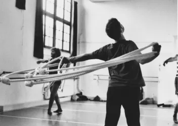 Photographie du workshop autour du tour et de "Rope dance translations" d’Andy De Groat proposé par Claudia Triozzi et Martin Barré