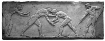 Photo d'une Base en marbre d'un kouros funéraire avec scène de la palestre en relief