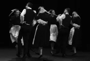 Photos de danseurs bretons en tenue traditionnelle 