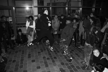 Photo noir et blanc d'un Battle Electro filmé à Paris