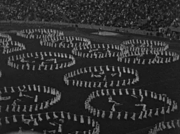 Photo noir et blanc des Jeux d’Hitler à Berlin en 1936 avec des danseurs en cercle
