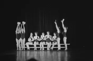 Photo noir et blanc du concours de Bagnolet de 1985. Des danseuses tiennent des numéros.